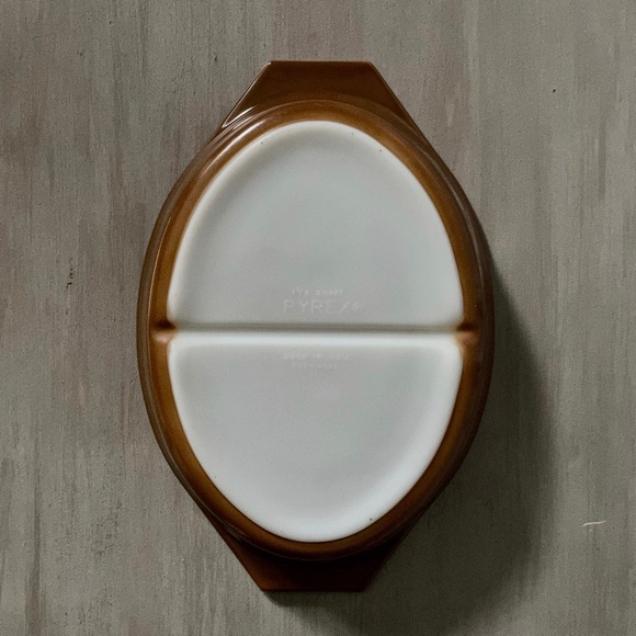 🌟VINTAGE🌟 Pyrex Early American Heritage Divided Dish Ovenware 1.5 Qt. (No Lid) - Picture 4 of 4